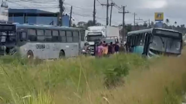 Dois ônibus do transporte público colidem em Feira de Santana