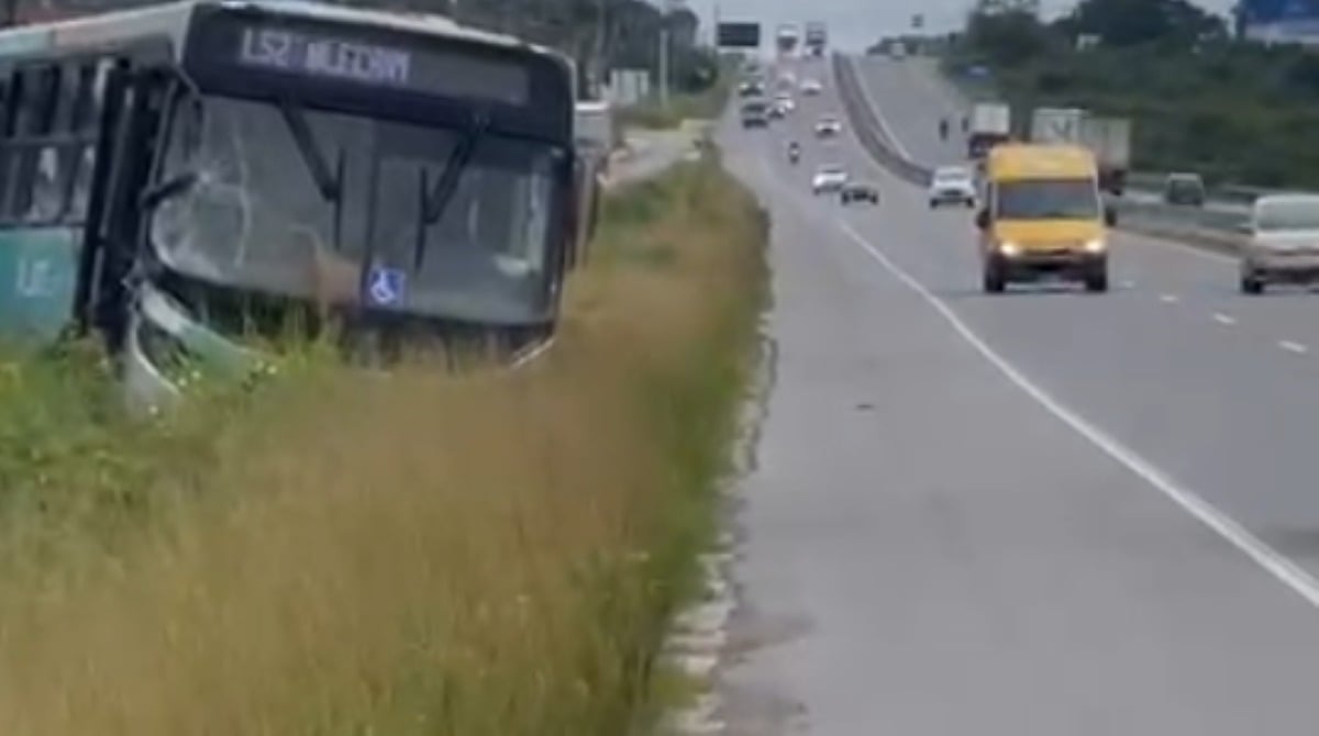 Dois ônibus do transporte público colidem em Feira de Santana