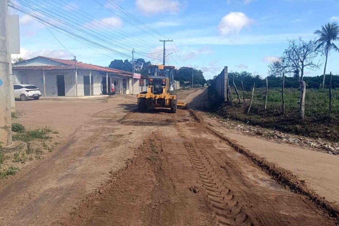 Chuvas dão trégua e Prefeitura de Feira retoma patrolamento de estradas