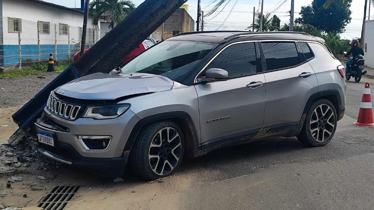 Poste cai sobre carro após colisão no bairro SIM em Feira de Santana