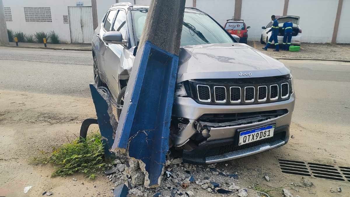 Poste cai sobre carro após colisão no bairro SIM em Feira de Santana