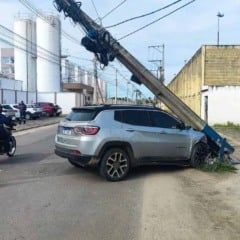 Poste cai sobre carro após colisão no bairro SIM em Feira de Santana
