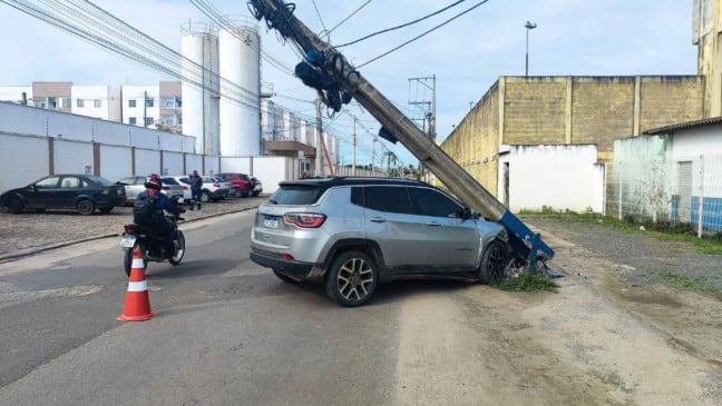 Poste cai sobre carro após colisão no bairro SIM em Feira de Santana