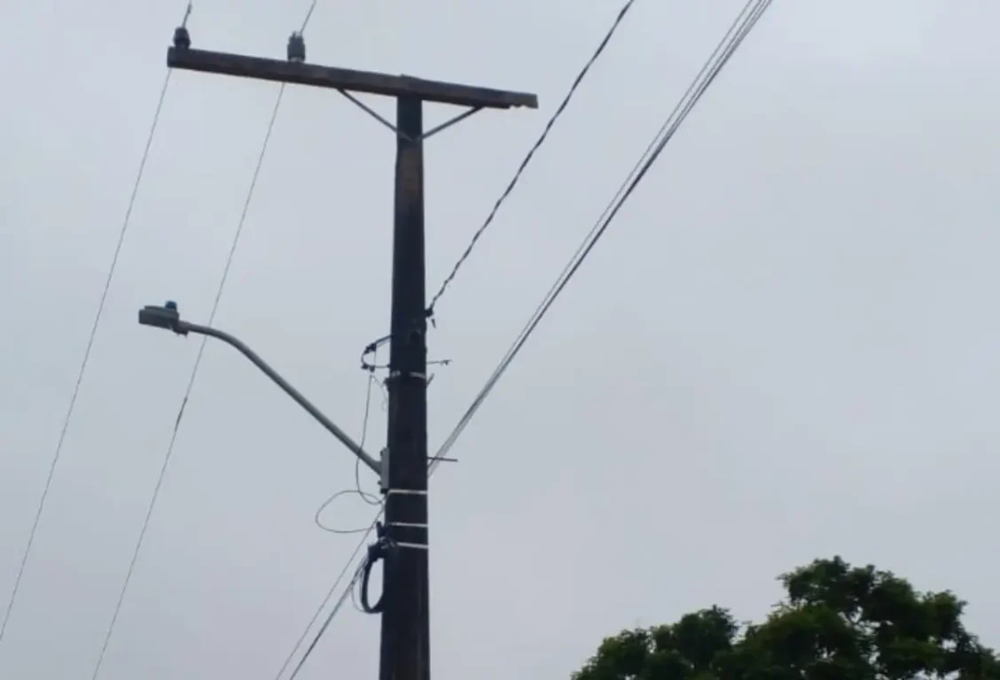 Poste danificado na Estrada da Formiga