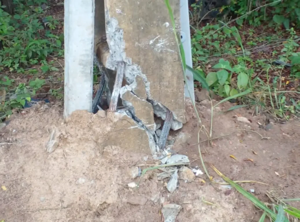 Poste danificado na Estrada da Formiga