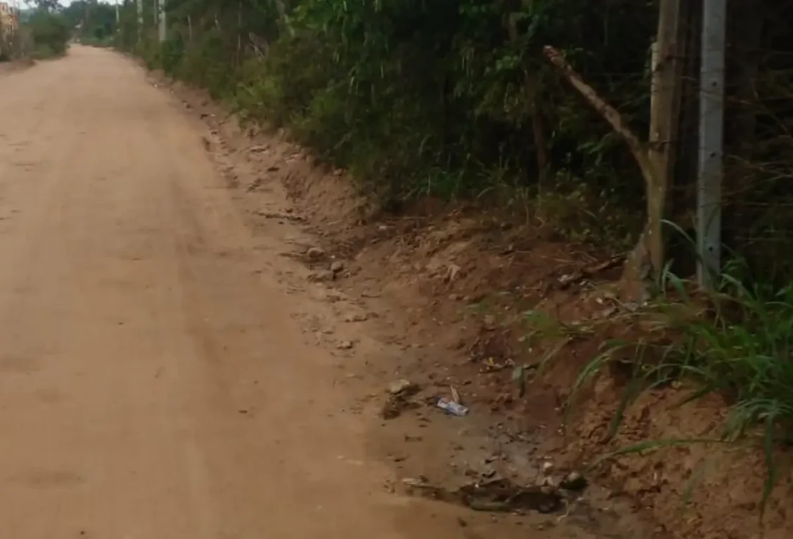 Poste danificado na Estrada da Formiga