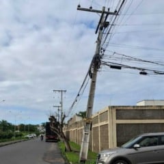 Poste inclinado preocupa moradores do bairro Vila Olímpia em Feira de Santana