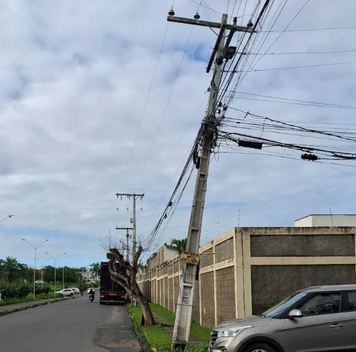 Poste inclinado preocupa moradores do bairro Vila Olímpia em Feira de Santana