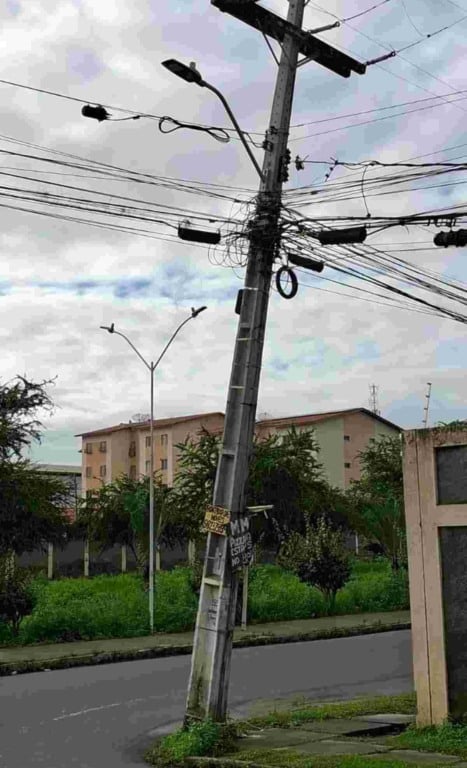 Poste inclinado preocupa moradores do bairro Vila Olímpia em Feira de Santana