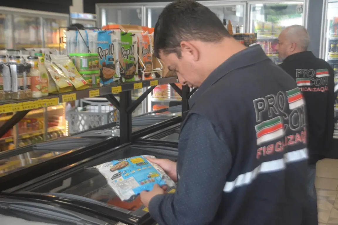 Procon de Feira fiscaliza delicatesses
