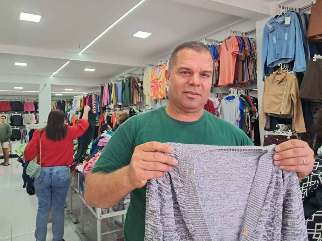 Promoções pós-São João e o frio aumentam vendas de roupas em Feira de Santana