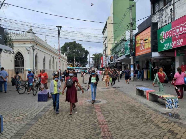 Promoções pós-São João e o frio aumentam vendas de roupas em Feira de Santana