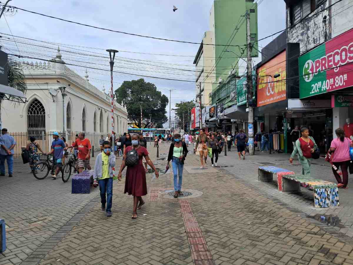 Promoções pós-São João e o frio aumentam vendas de roupas em Feira de Santana