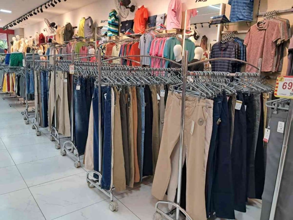 Promoções pós-São João e o frio aumentam vendas de roupas em Feira de Santana