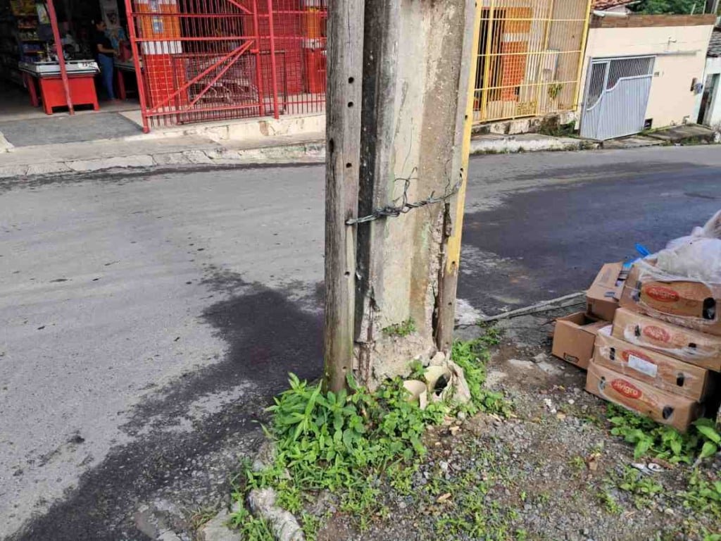 Rachaduras em poste e risco de choque elétrico preocupa moradores do bairro Gabriela