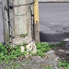 Rachaduras em poste e risco de choque elétrico preocupa moradores do bairro Gabriela