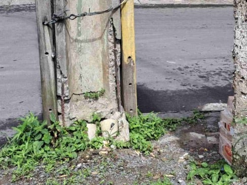 Rachaduras em poste e risco de choque elétrico preocupa moradores do bairro Gabriela
