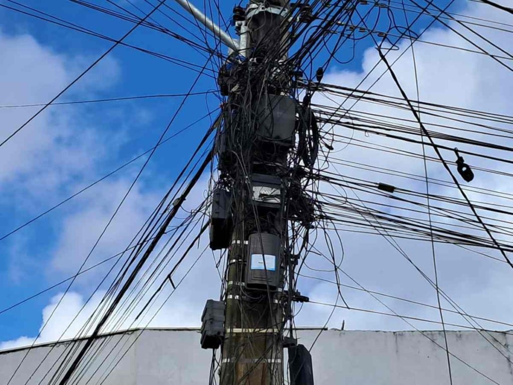 Rachaduras em poste e risco de choque elétrico preocupa moradores do bairro Gabriela