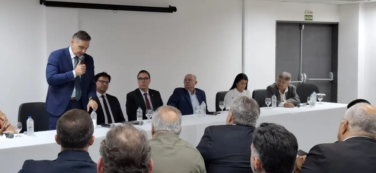Reunião sobre encerramento humanizado dos lixões