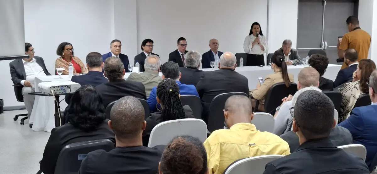 Reunião sobre encerramento humanizado dos lixões