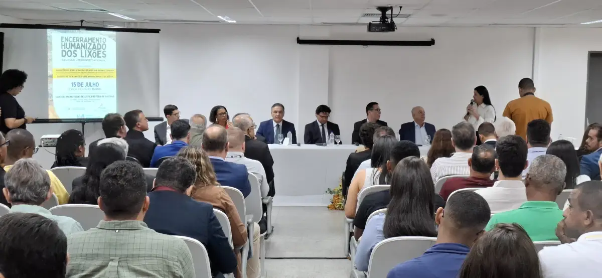 Reunião sobre encerramento humanizado dos lixões
