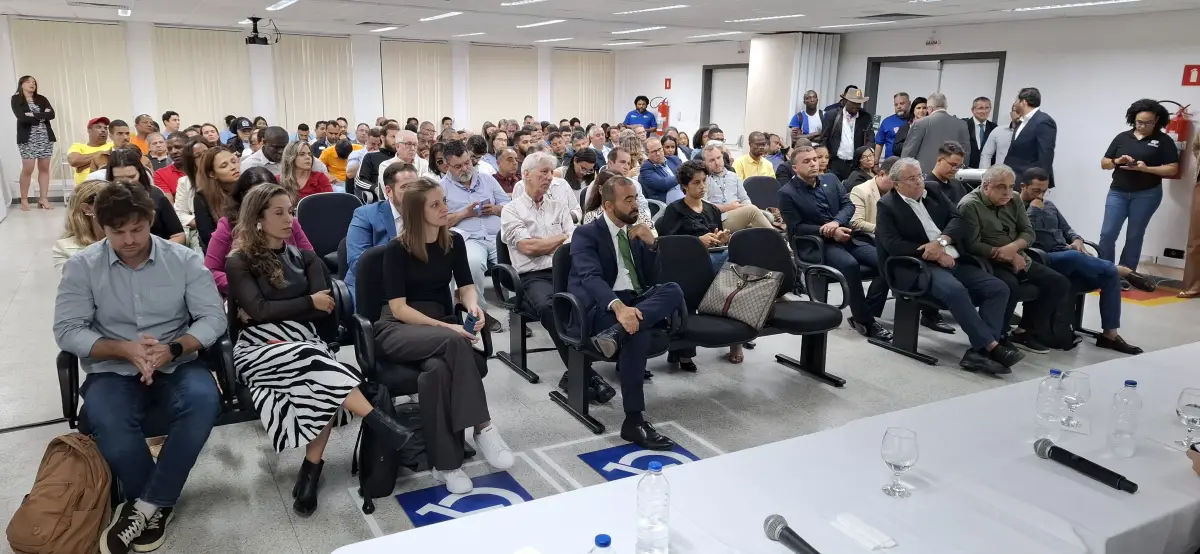 Reunião sobre encerramento humanizado dos lixões