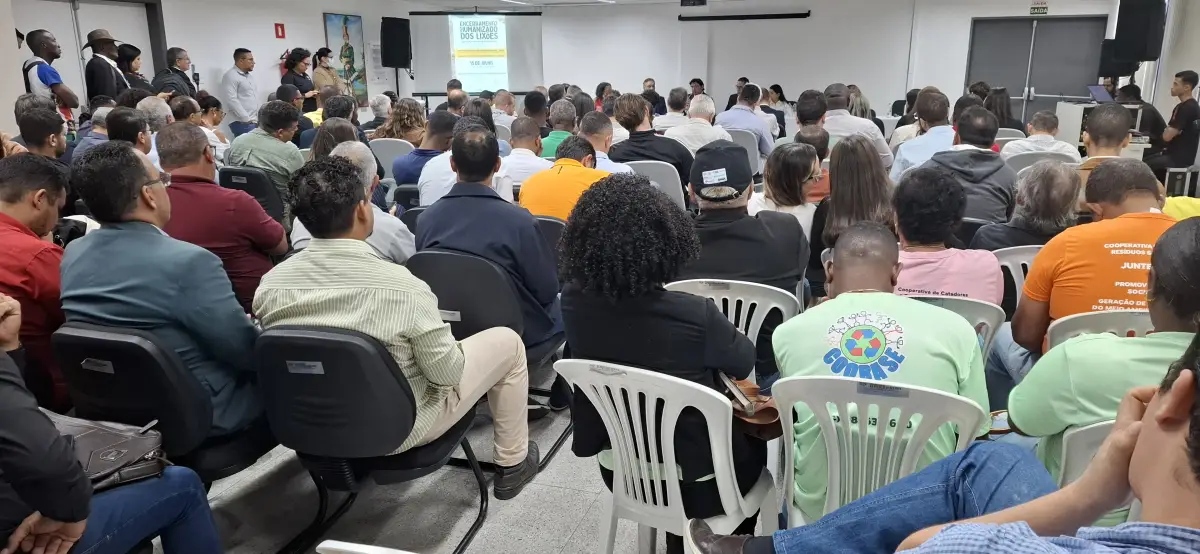 Reunião sobre encerramento humanizado dos lixões