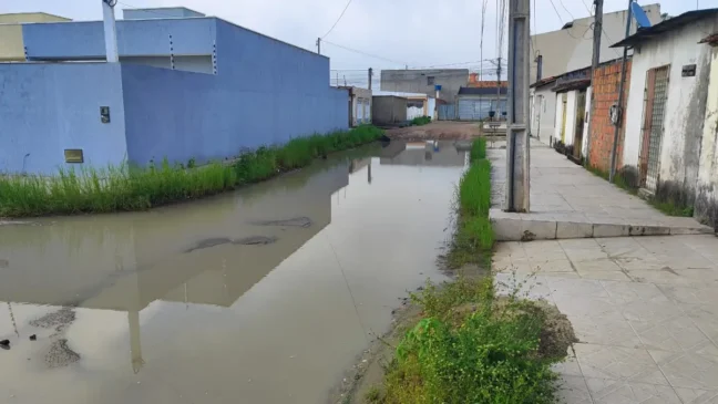 Rua Arlindo Oliveira moradores reclamam de lagoa na rua
