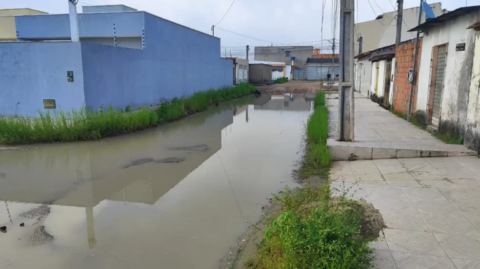 Rua Arlindo Oliveira moradores reclamam de lagoa na rua