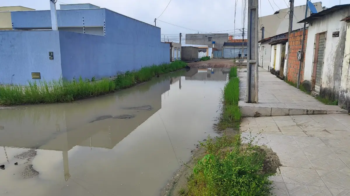 Rua Arlindo Oliveira moradores reclamam de lagoa na rua