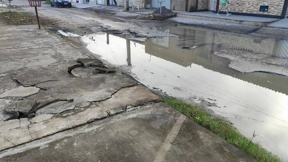 Rua Arlindo Oliveira moradores reclamam de lagoa na rua