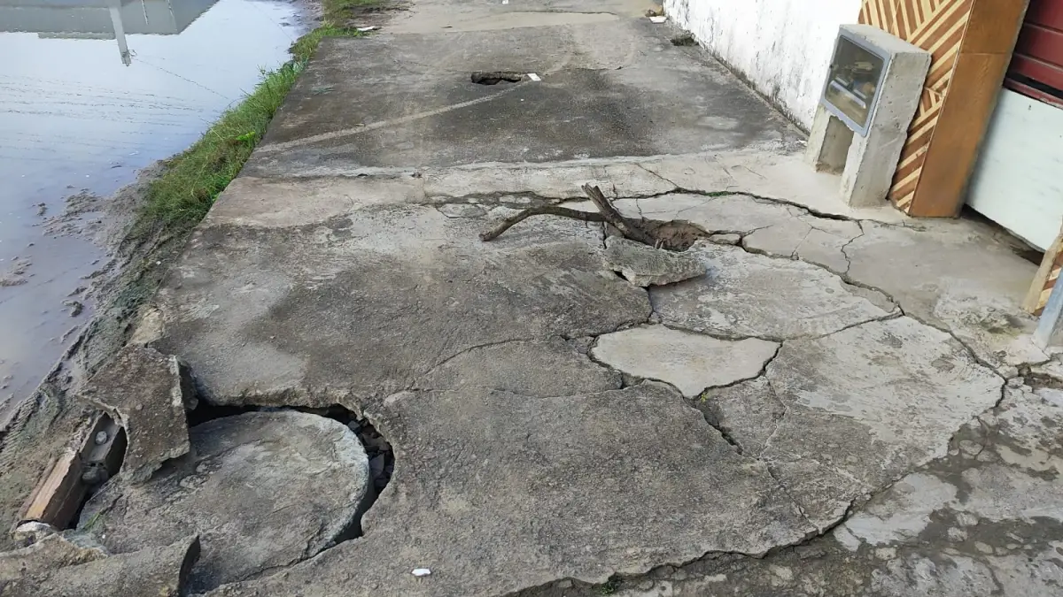 Rua Arlindo Oliveira moradores reclamam de lagoa na rua