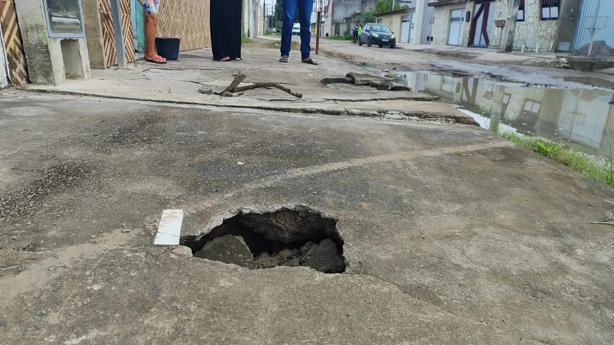 Rua Arlindo Oliveira moradores reclamam de lagoa na rua