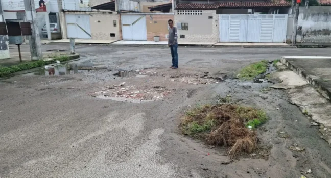 Moradores cobram solução para ruas esburacadas