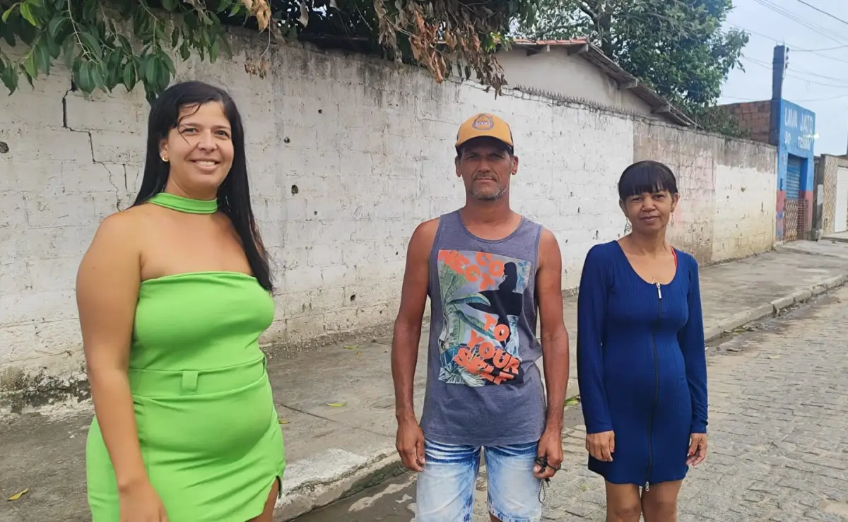Rua Tupirama - no bairro Parque Ipê - moradores pedem poda de árvores