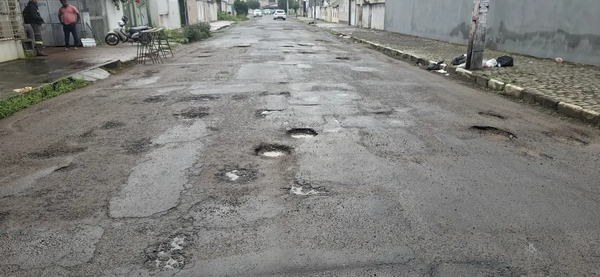 Moradores cobram solução para ruas esburacadas