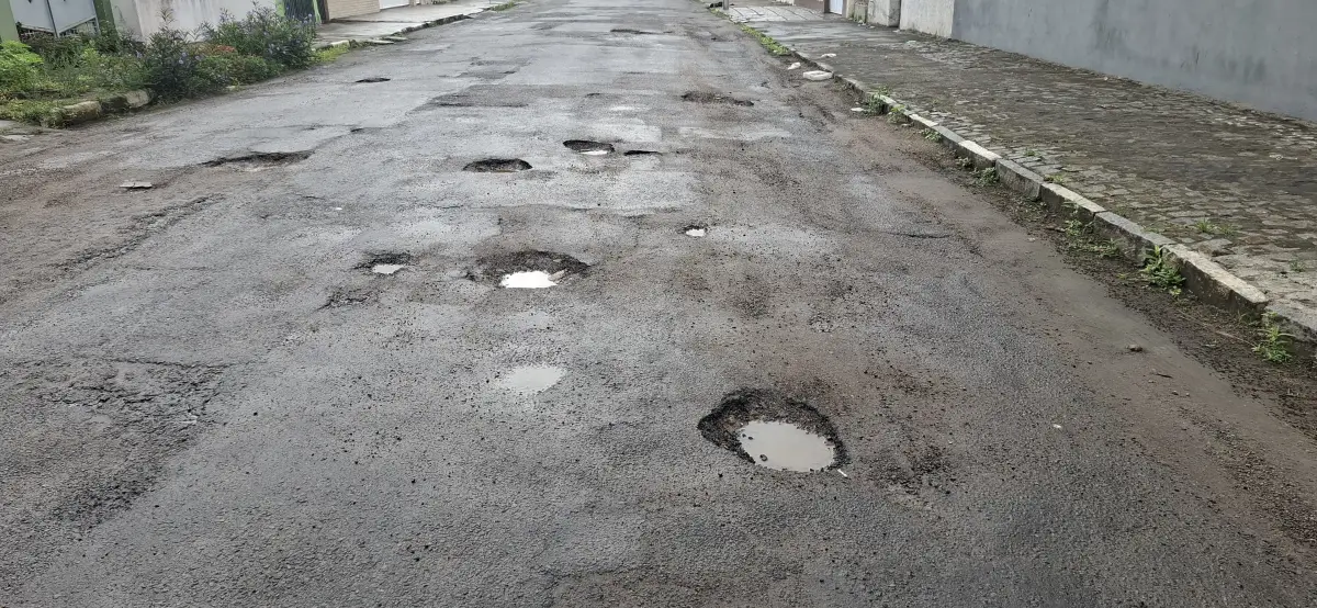 Moradores cobram solução para ruas esburacadas