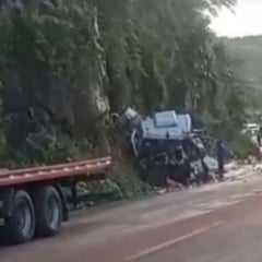 acidente entre caminhões