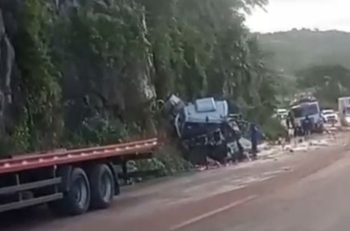acidente entre caminhões