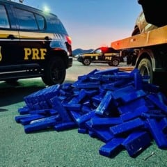 PRF apreende 400 kg de maconha em veículo que empreendeu fuga na BR-116, em Jequié (BA)