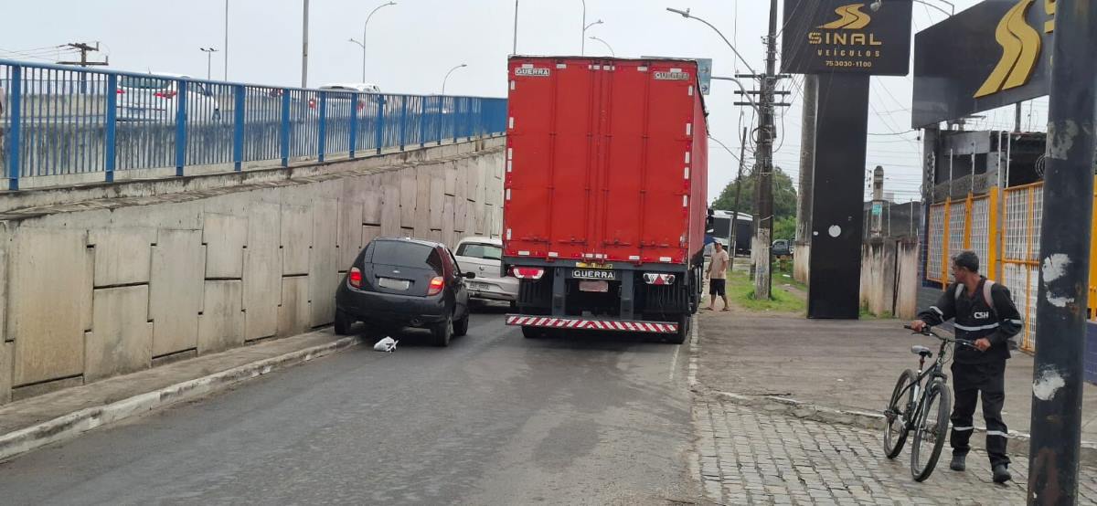 Caminhão quebrado ao lado do viaduto da Avenida Maria Quitéria