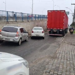 Caminhão quebrado ao lado do viaduto da Avenida Maria Quitéria