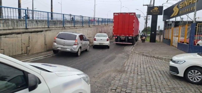 Caminhão quebrado ao lado do viaduto da Avenida Maria Quitéria