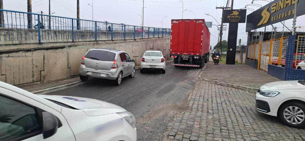 Caminhão quebrado ao lado do viaduto da Avenida Maria Quitéria