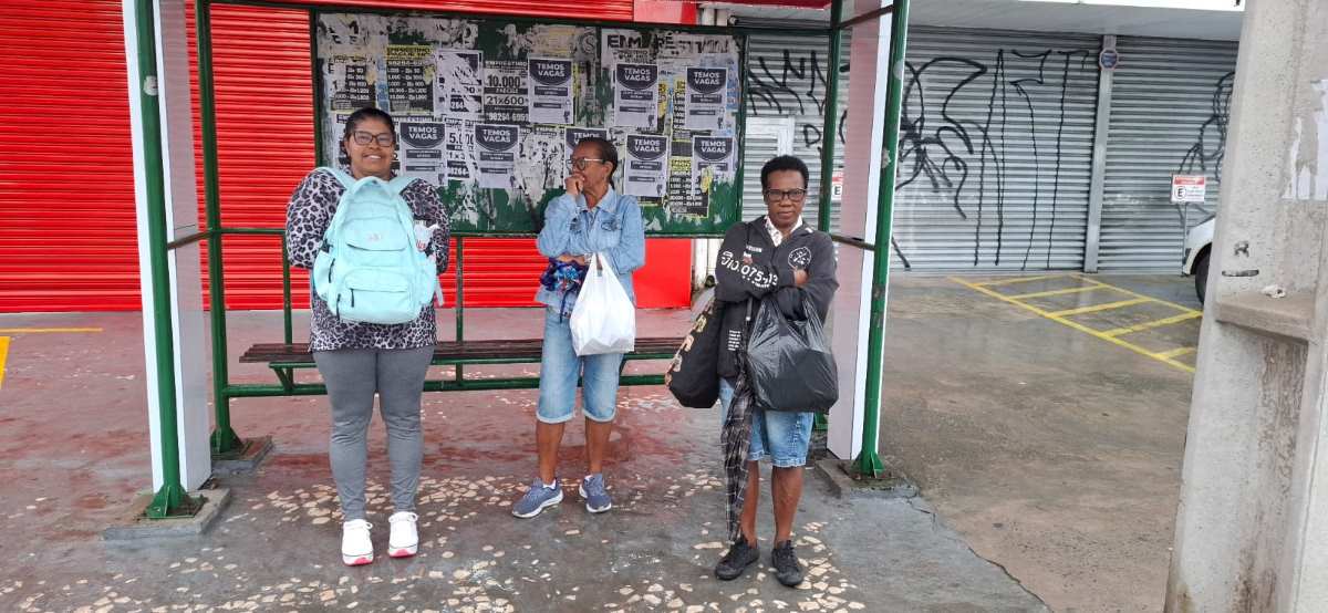 Ponto de ônibus durante chuvas em Feira de santana