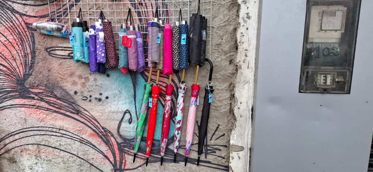 Venda de guarda-chuvas e sobrinhas durante chuvas em Feira de santana