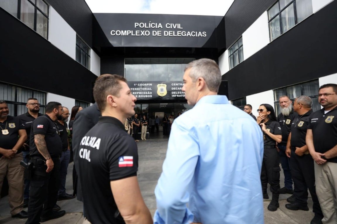 Secretário de segurança Pública e policiais civis