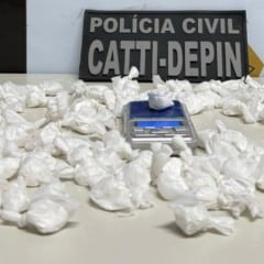 Polícia Civil cumpre mandado de prisão por dupla tentativa de homicídio e prende dois homens em flagrante por tráfico de drogas em Serrinha
