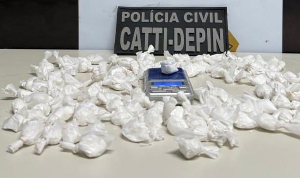Polícia Civil cumpre mandado de prisão por dupla tentativa de homicídio e prende dois homens em flagrante por tráfico de drogas em Serrinha