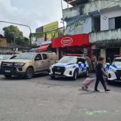 Mulher é baleada na cabeça